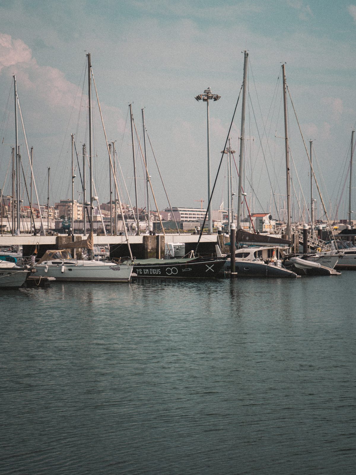 Marina da Póvoa de Varzim com veleiros e o barco Fé em Deus