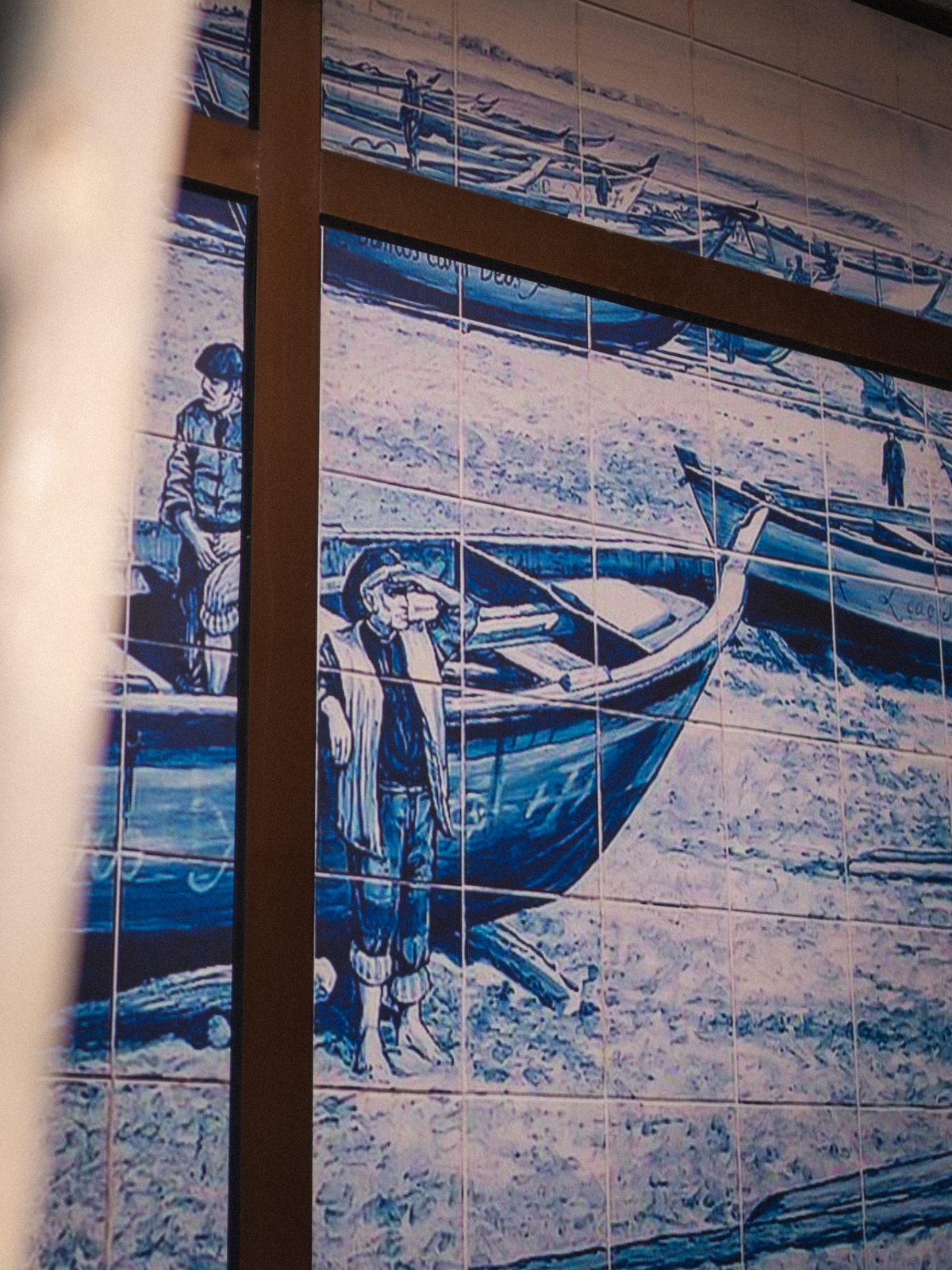 Mural de azulejos azuis com barcos de pesca na praia da Póvoa de Varzim