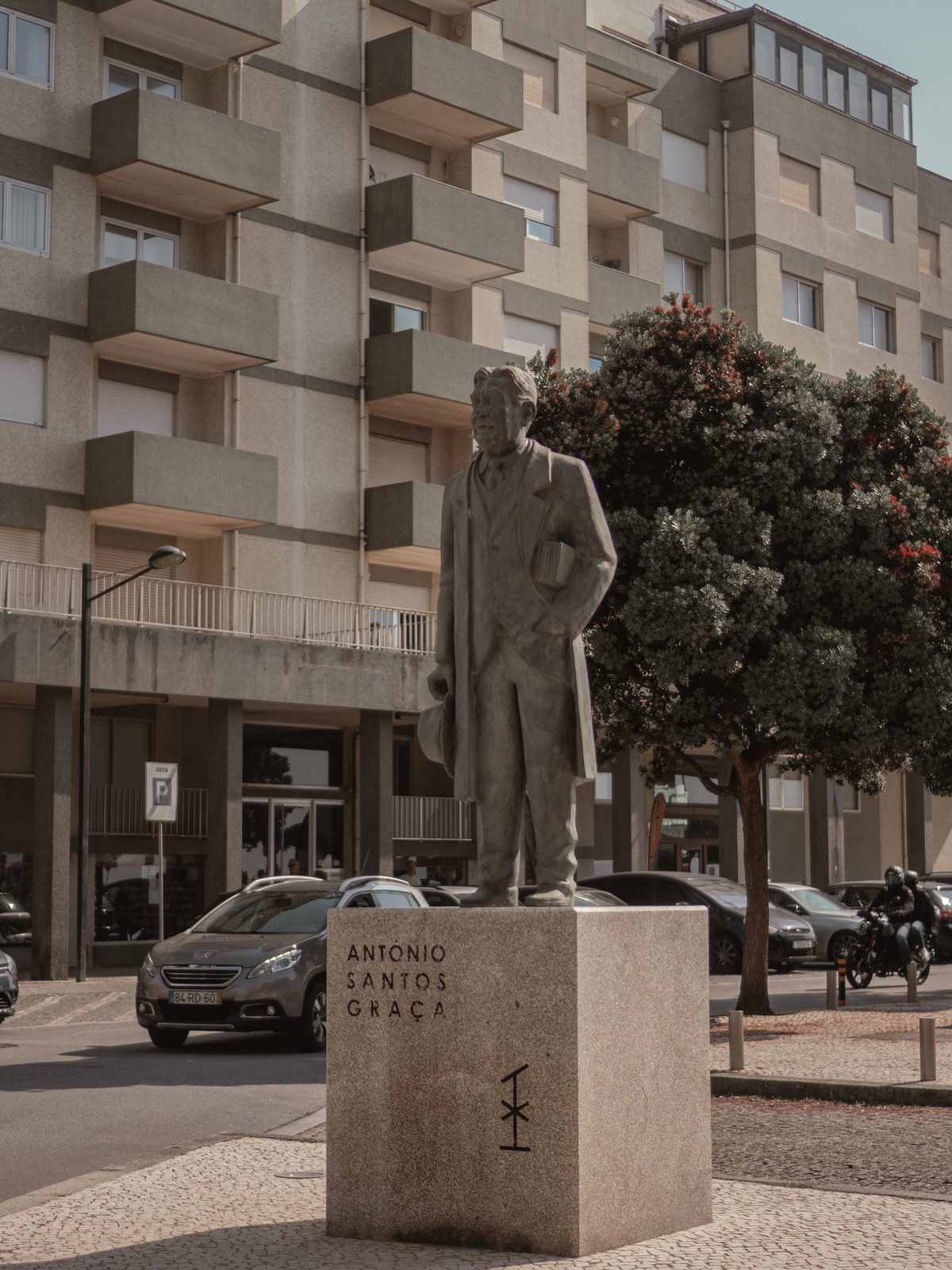Estátua de António dos Santos Graça com a sua sigla gravada no pedestal