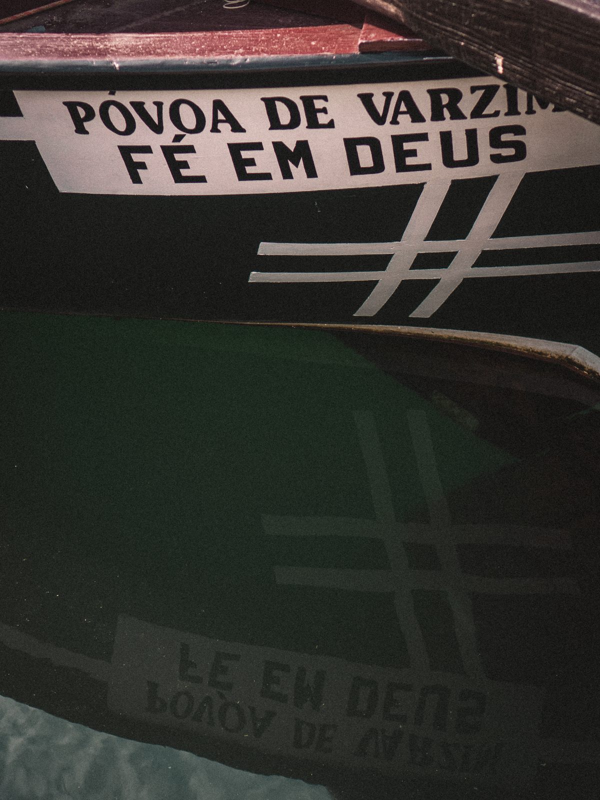 Casco do barco Fé em Deus da Póvoa de Varzim com sigla pintada a branco