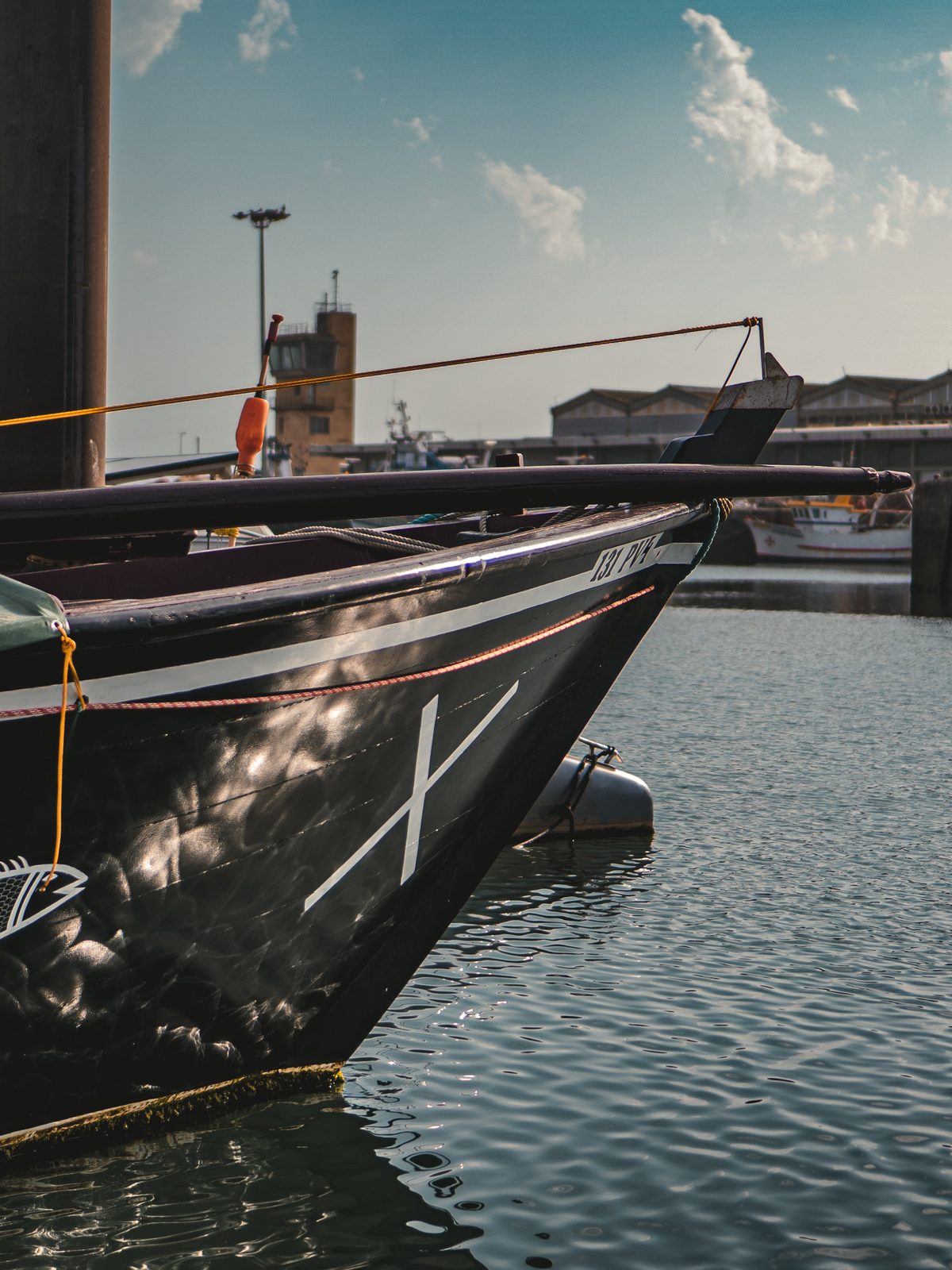 Proa de um barco de pesca na marina da Póvoa de Varzim com sigla pintada a branco
